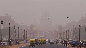 दिल्ली-एनसीआर में ठंड और प्रदूषण की दोहरी मार, जहरीली हुई हवा, घरों में रहने की सलाह