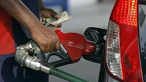 जनता पर फिर शुरू हुई तेल कीमतों की मार, देश में लगातार दूसरे दिन बढ़े पेट्रोल-डीजल के दाम
