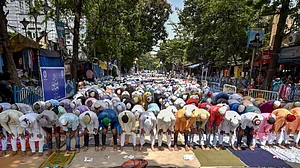 राम पुनियानी का लेखः धार्मिक कार्यक्रमों के लिए सार्वजनिक स्थलों का इस्तेमाल तो लंबी परंपरा है, नमाज पर रोक क्यों?