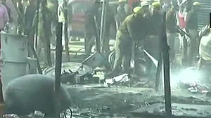 वीडियो: प्रयागराज के दिगंबर अखाड़े में सिलेंडर फटने से लगी भीषण आग, दर्जनभर टेंट जलकर खाक