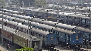 बड़ी तैयारी में मोदी सरकार! निजी क्षेत्र के हाथों में सौंप सकती है रेल परिचालन