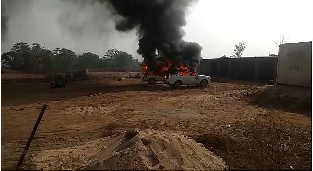 योगी सरकार में बेलगाम बालू ठेकेदारों पर भड़के सैकड़ों ग्रामीण, सोनभद्र में कई गाड़ियों में लगाई आग