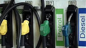 नए साल में जनता को फिर लगा झटका, देश में तेल की कीमतें नई ऊंचाई पर, पेट्रोल पहुंचा 76 के पार
