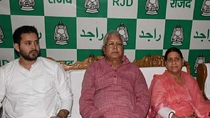 आईआरसीटीसी मामला: लालू यादव, राबड़ी और तेजस्वी यादव को मनी लॉन्ड्रिंग मामले में नियमित जमानत