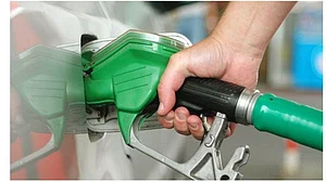 देश में फिर बढ़े तेल के दाम, पेट्रोल 38 पैसे और डीजल 29 पैसे प्रति लीटर हुआ महंगा