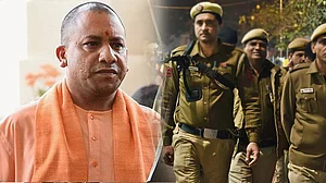 योगी की पुलिस से मानवता शर्मसार, बागपत में टायर और प्लास्टिक जलाकर किया लावारिस शव का अंतिम संस्कार