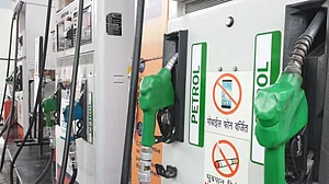 देश में लगातार छठे दिन बढ़े पेट्रोल-डीजल के दाम, आगे भी नहीं मिलने वाली राहत