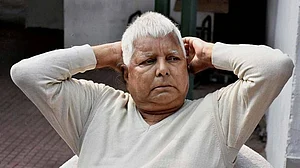 बीमार लालू यादव ने शायराना अंदाज में भरी हुंकार, कहा- ‘मैं जिस जगह पे खड़ा हूं किसी दलील से हूं’