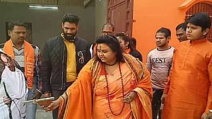वीडियो: अलीगढ़ में बापू का अपमान करने वाली हिंदू महासभा की महिला नेता अब भी फरार, 13 पर केस दर्ज, 2 गिरफ्तार