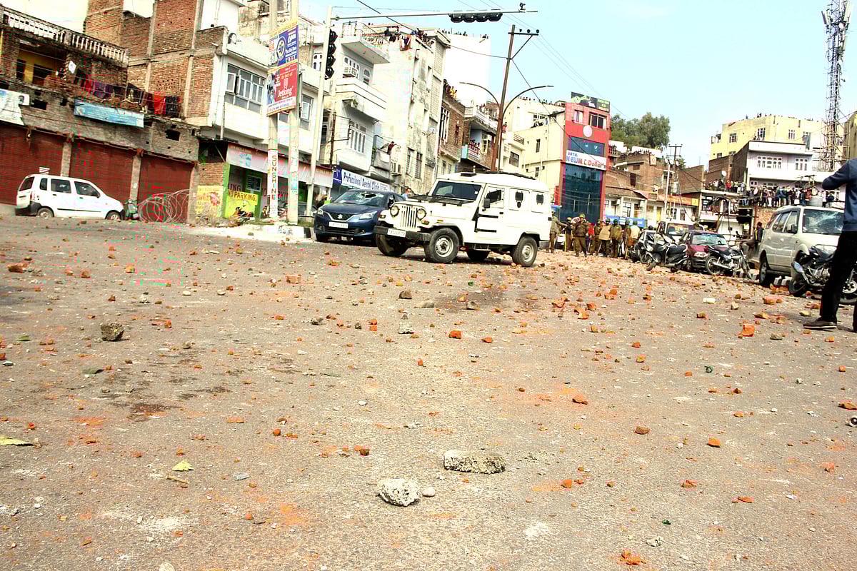 जम्मू में हालात बेकाबू,  कश्मीरी सरकारी कर्मचारियों पर लगातार हमले,सेना की मौजूदगी में दंगाइयों का तांडव