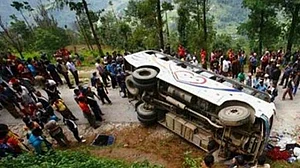 बिहार: नालंदा में भीषण सड़क हादसे के दौरान 4 की मौत, करीब 25 घायल, गुस्साए लोगों ने जमकर की तोड़फोड़ और आगजनी