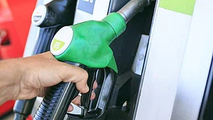 पेट्रोल और डीजल की कीमतें इस साल की नई ऊंचाइयों पर, लगातार पाचवें दिन बढ़े दाम, जानें आज की कीमत