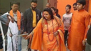 योगी राज में खुलेआम घूम रही बापू का अपमान करने वाली हिंदू महासभा की नेता, नोटों पर गांधी का फोटो छपने पर उठाए सवाल
