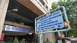 मोदी सरकार ने आम आदमी को दिया एक और बड़ा झटका! ईपीएफ की ब्याज दरों में कटौती