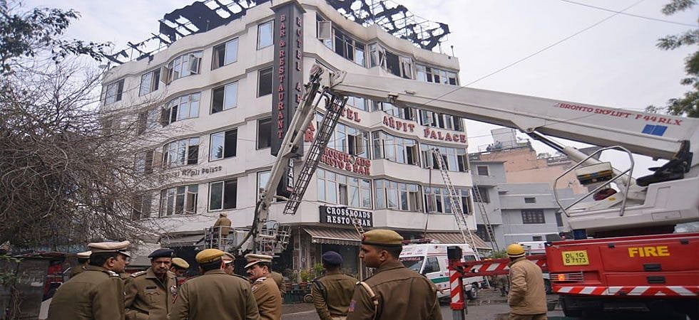 करोल बाग अग्निकांड: होटल मालिक का बीजेपी से कनेक्शन, इसलिए नहीं हुई गिरफ्तारी!