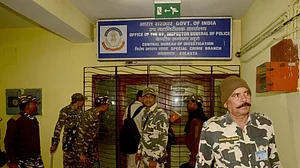 केंद्र द्वारा बंगाल में ममता की मंजूरी के बिना सीआरपीएफ की तैनाती ‘अभूतपूर्व’: पूर्व पुलिस महानिदेशकों की राय