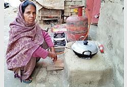 झारखंड में ‘उज्ज्वला योजना’ का हाल, लोगों के पास पांच किलो वाला सिलेंडर भरवाने के भी पैसे नहीं