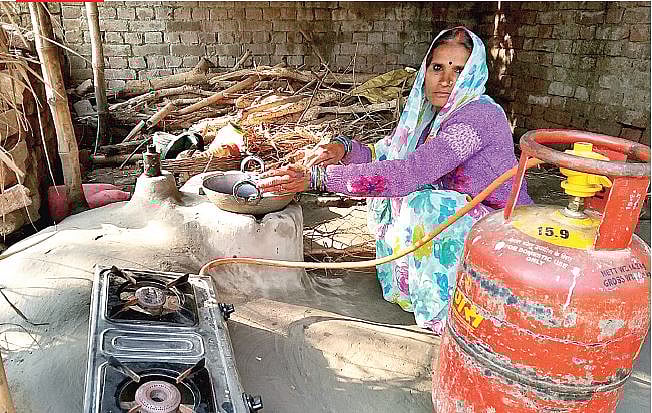 उत्तर प्रदेश में मोदी सरकार की ‘उज्वला’ का हाल, 20 फीसदी से ज्यादा लोग दोबारा नहीं भरा सके सिलेंडर