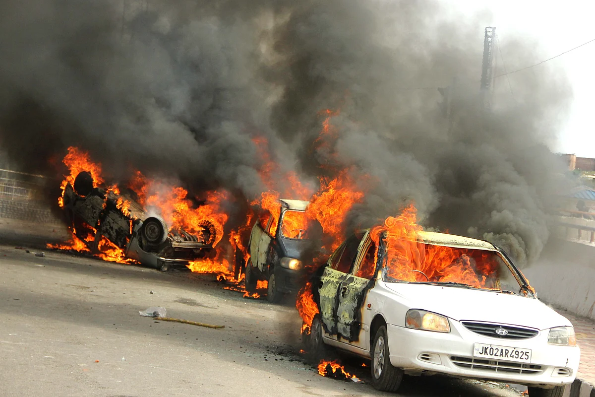 जम्मू में हालात बेकाबू,  कश्मीरी सरकारी कर्मचारियों पर लगातार हमले,सेना की मौजूदगी में दंगाइयों का तांडव
