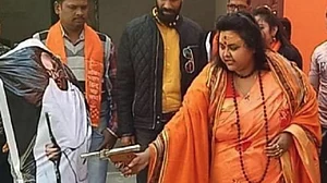 यूपी: महात्मा गांधी का अपमान करने वाली हिंदू महासभा की महिला नेता पूजा पांडे पति के साथ टप्पल से गिरफ्तार
