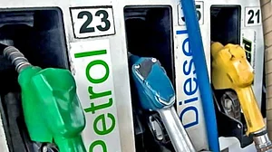 कच्चे तेल में आई नरमी, फिर भी देश में बढ़े तेल के दाम, लगातार दूसरे दिन पेट्रोल-डीजल की कीमतों में इजाफा