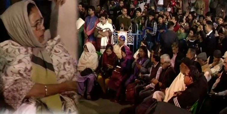 दीदी का मोदी सरकार के खिलाफ धरना जारी, विपक्ष एकजुट, आज पहुंच सकते सभी नेता कोलकाता, सुप्रीम कोर्ट जाएगी सीबीआई