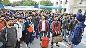 पुलवामा हमला: प्रधानमंत्री की स्पेशल स्कॉलरशिप पाने वाले कश्मीरी छात्र भी बन रहे निशाना, प्रवेश पर पाबंदी