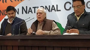 राफेल पर संसद में सीएजी रिपोर्ट पेश करने की तैयारी, कांग्रेस की मांग, ‘चौकीदार’ का साथी रिपोर्ट न करे पेश