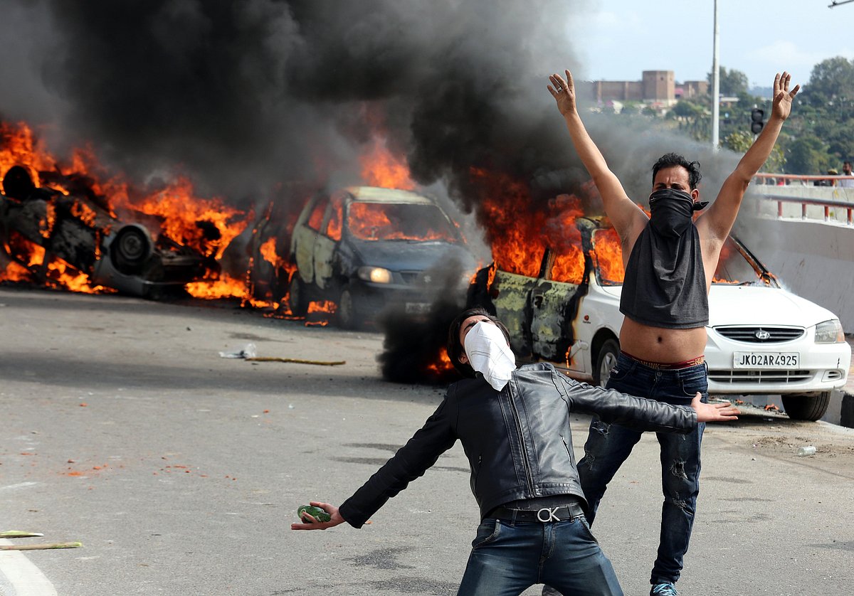 जम्मू में हालात बेकाबू,  कश्मीरी सरकारी कर्मचारियों पर लगातार हमले,सेना की मौजूदगी में दंगाइयों का तांडव