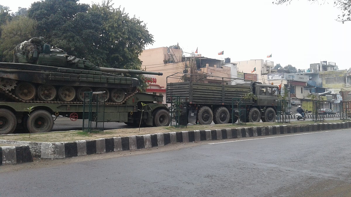 भारत के लड़ाकू विमानों ने पाकिस्तान में घुसकर की बमबारी, जैश के 200-300 आतंकी मारे गए, एलओसी पर टैंकों की रवानगी