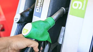 पेट्रोल-डीजल: लगातार बढ़ रहा लोगों की जेब पर बोझ, पांचवें दिन भी तेल की कीमतों में बढ़ोतरी