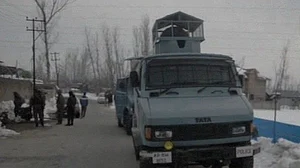 जम्मू-कश्मीर: कुलगाम मुठभेड़ में 5 आतंकी ढेर, लोगों ने सुरक्षा बलों पर किया पथराव, 4 जवान और 8 नागरिक घायल