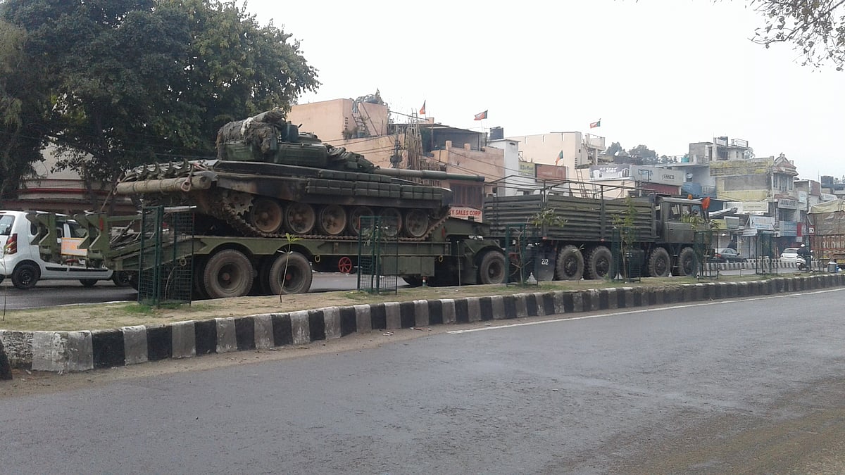 भारत के लड़ाकू विमानों ने पाकिस्तान में घुसकर की बमबारी, जैश के 200-300 आतंकी मारे गए, एलओसी पर टैंकों की रवानगी