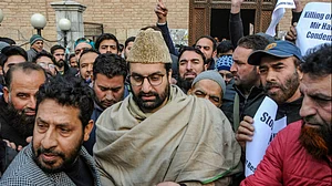 जम्मू-कश्मीर: मीरवाइज उमर फारूक समेत 5 अलगाववादी नेताओं की वापस ली गई सुरक्षा, पुलवामा हमले के बाद फैसला