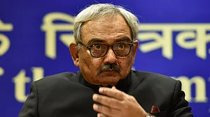 सत्तारूढ़ बीजेपी से नज़दीकियों और हितों के टकराव की मिसाल हैं राफेल पर रिपोर्ट बनाने वाले सीएजी राजीव महर्षि