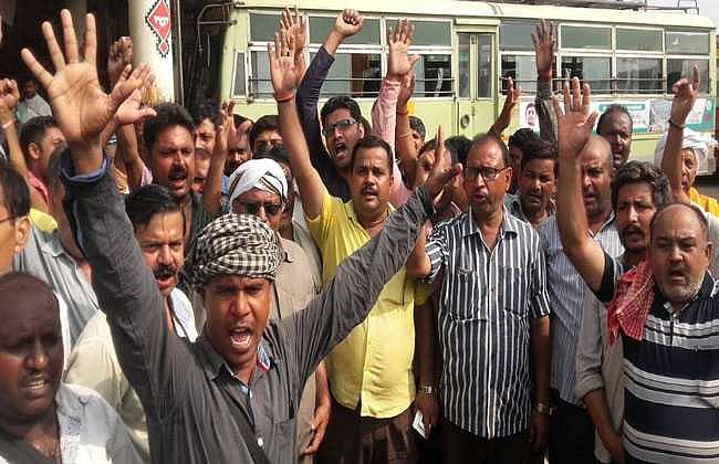 योगी सरकार के एस्मा को ठेंगा दिखा यूपी के 20 लाख से ज्यादा कर्मचारी हड़ताल पर, नई पेंशन योजना का विरोध