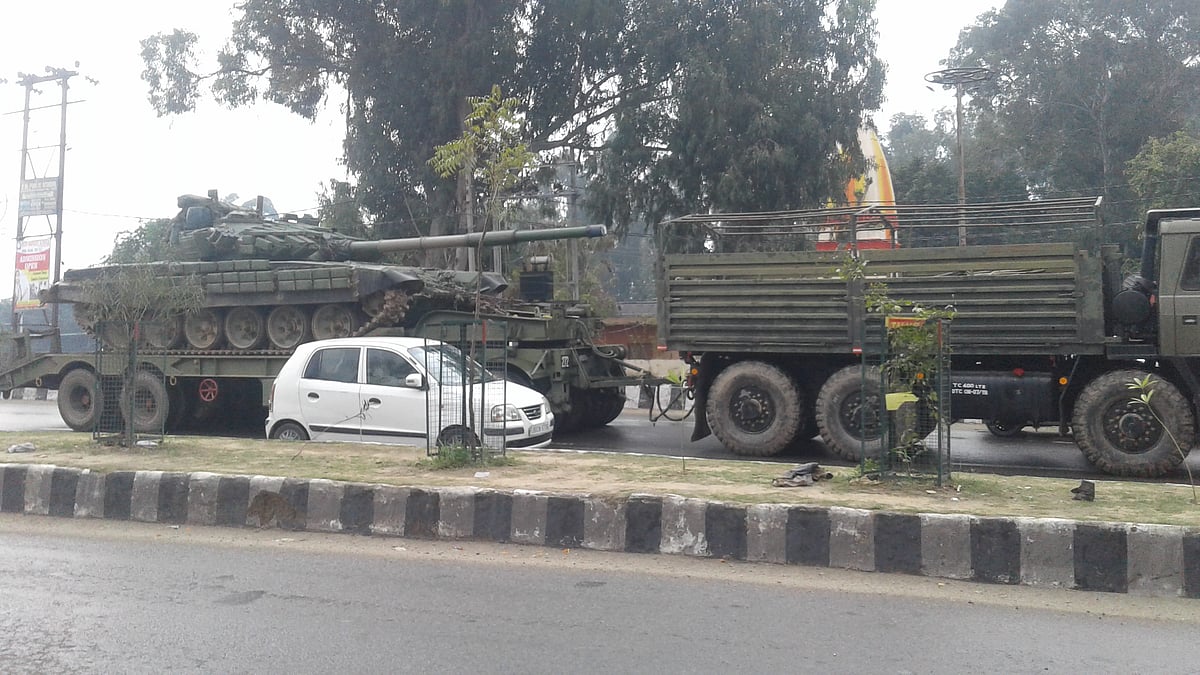 भारत के लड़ाकू विमानों ने पाकिस्तान में घुसकर की बमबारी, जैश के 200-300 आतंकी मारे गए, एलओसी पर टैंकों की रवानगी
