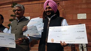 15 लाख का वादा जुमला साबित होने पर कांग्रेस सांसदों का अनूठा विरोध, जारी किए मोदी के फोटो-सिग्नेचर वाले चेक