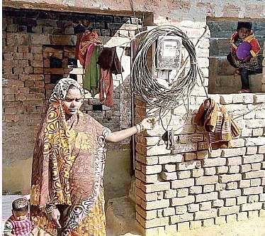 मोदी सरकार की ‘सौभाग्य’ योजनाः उत्तर प्रदेश में लक्ष्य पूरा करने के लिए एक ही घर में दिखा दिए कई कनेक्शन