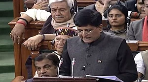 बजट 2019: चुनावी साल में मध्यम वर्ग को लुभाने की कोशिश, 5 लाख रुपए तक की आमदनी टैक्स फ्री