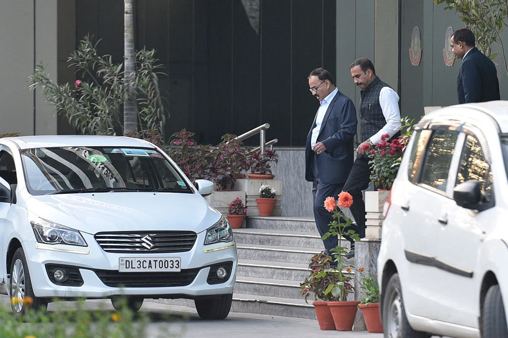 पारदर्शिता को मोदी सरकार ने दिखाया ठेंगा,  आलोक वर्मा को सीबीआई से हटाने वाली बैठक की जानकारी देने से इनकार