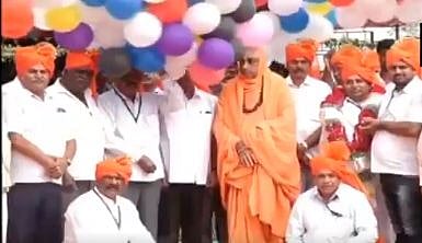 वीडियो: कर्नाटक में सुत्तूर मठ के स्वामी के सिर के पास फटा हीलियम बैलून, तीन लोग जख्मी