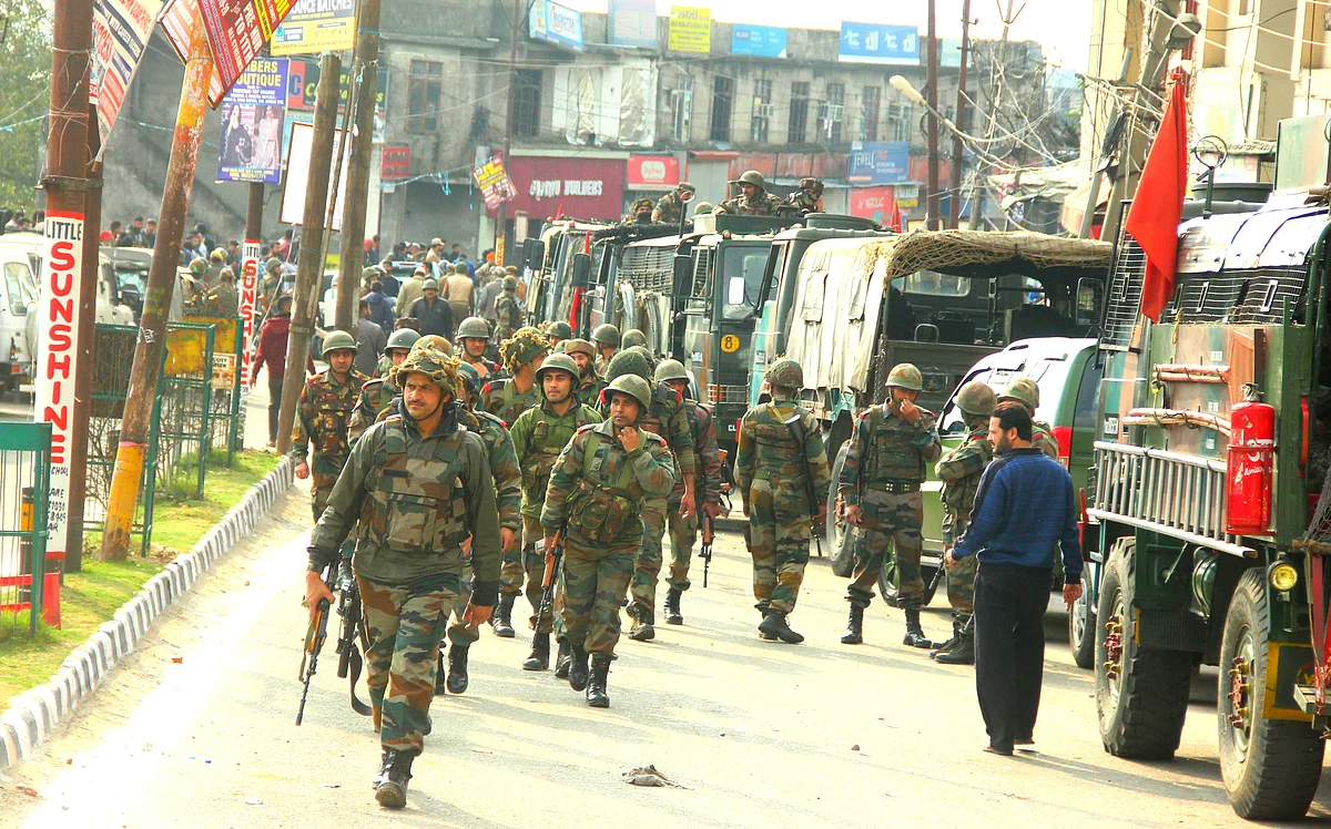 कश्मीर में तो प्रदर्शनकारियों पर चलती है पेलेट और बुलेट, जम्मू में क्यों दी गई थी दंगाइयों को खुली छूट !