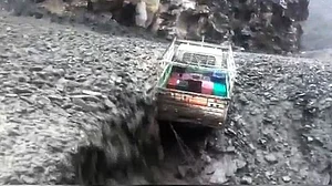 वीडियो: हिमाचल प्रदेश के कुल्लू में बारिश के बीच नाले में बही गाड़ी, ड्राइवर ने कूदकर बचाई जान