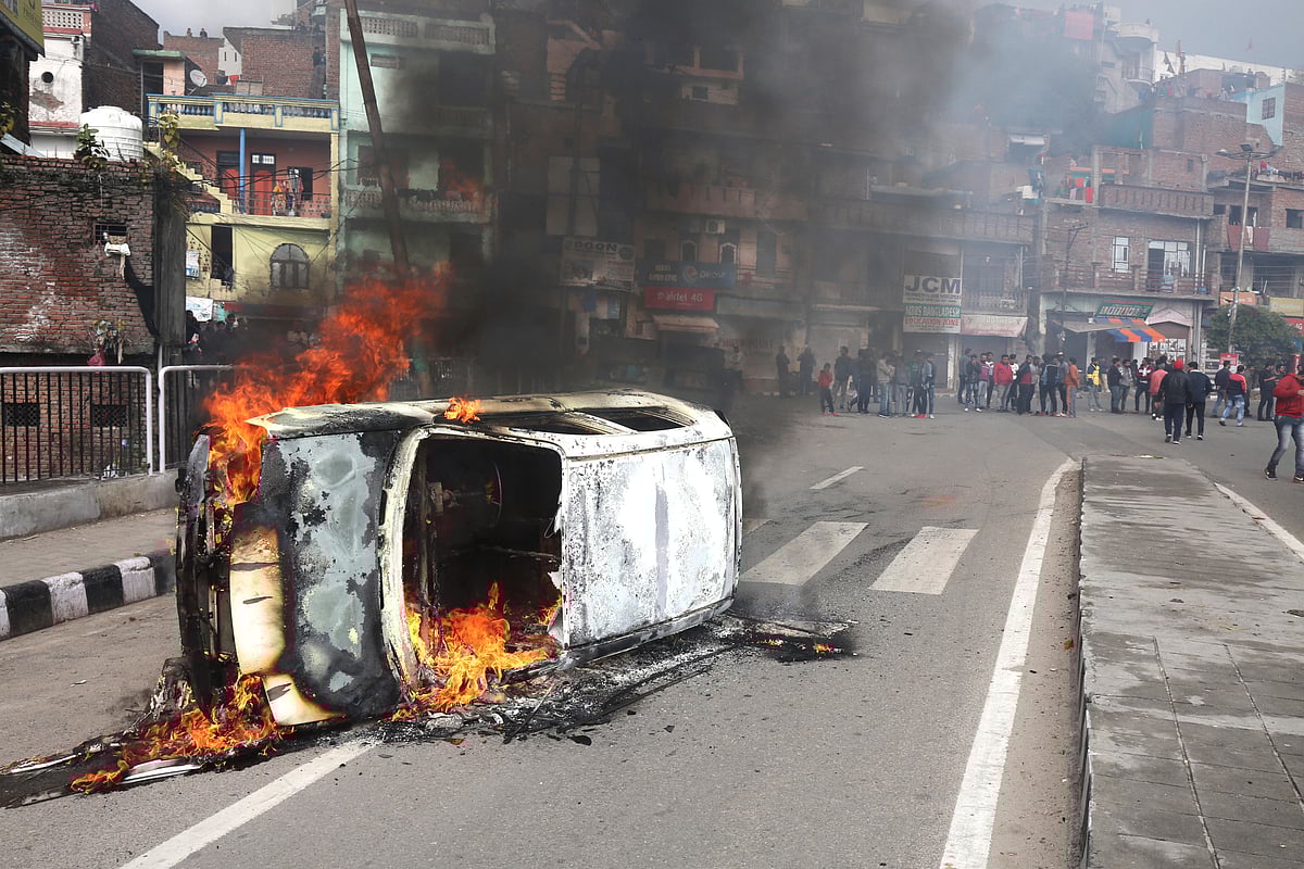 जम्मू में हालात बेकाबू,  कश्मीरी सरकारी कर्मचारियों पर लगातार हमले,सेना की मौजूदगी में दंगाइयों का तांडव