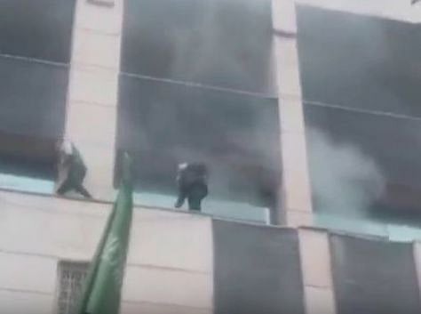 वीडियो: नोएडा के मेट्रो अस्पताल में  भीषण आग लगने के बाद मची अफरा-तफरी, अंदर फंसे कई लोग, बचाव कार्य जारी