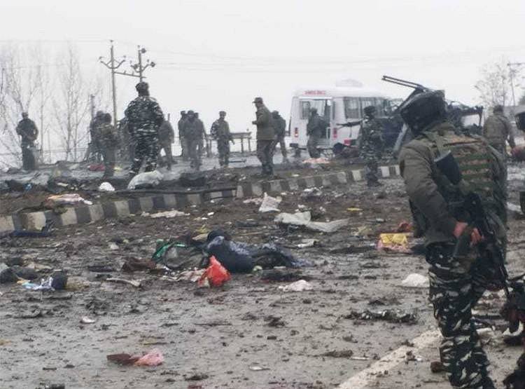  पुलवामा में उरी से भी बड़ा आतंकी हमला, देखें दिल दहला देने वाली तस्वीरें 