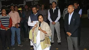 ममता बनर्जी के धरने में शामिल होने वाले पुलिस अधिकारियों को सज़ा देगी मोदी सरकार, छिन सकते हैं मेडल