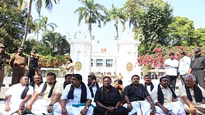 पुडुचेरी: उपराज्यपाल किरण बेदी के खिलाफ सीएम का धरना जारी, सरकार के काम में दखल का आरोप