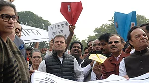 राफेल पर राहुल और सोनिया गांधी ने संसद परिसर में किया प्रदर्शन, लगे ‘चौकीदार ही चोर है’ के नारे